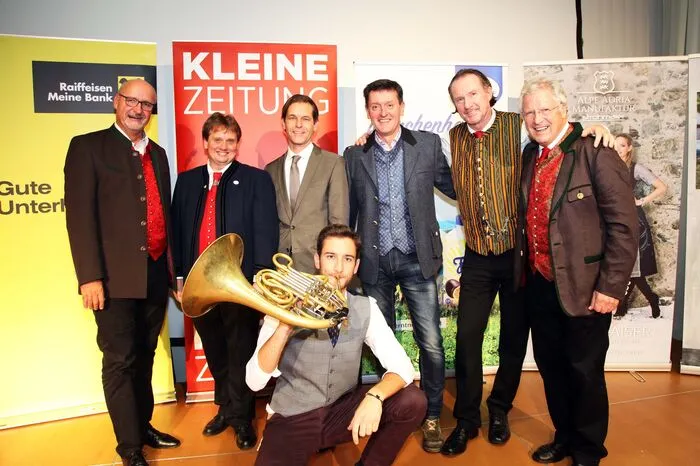Fest der Stimmen im edu-care Seminarzentrum im Treffen, Bild vlnr. Klaus Glanznig (Bgm. Treffen), Franz Josef Isak (Ltg. Kärntner Doppelsextett), Gerald Lassnig (Ltg. Raiffeisenbank Treffen), Seppi Rukavina (Moderator), Erwin Podesser (Ltg. Vokalsolisten Kärnten) und Richi Di Bernardo (Projektleiter)