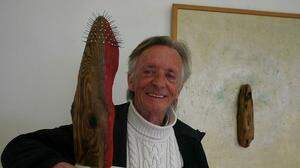 Gerhard Leeb mit seinem Holzobjekt „Sinkendes Schlauchboot“