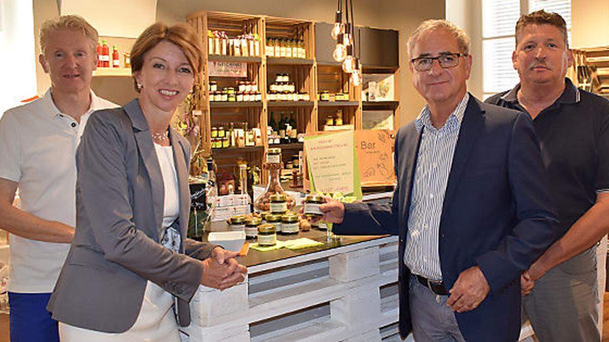 Roland Bachmann, Gaby Schaunig und Hans-Peter Schlagholz mit Johann Schober (Gemeinütziges Personalservice Kärnten)