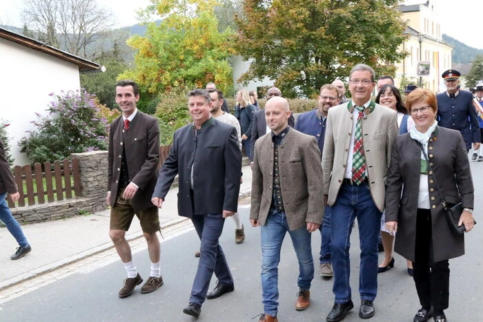 Beim Festzug mitmarschieren sah man neben mehreren Gemeindeoberhäuptern aus der Region unter anderen „Hausherr“ Bürgermeister Günter Kernle (2. von links), Marktleiter Werner Koban, Althofens Polizeichef Alexander Benedikt, Bezirksfeuerwehrkommandant Friedl Monai, Provisor John Opara, Landjugend (LJ)-Obmann Johannes Pichler und LJ-Leiterin Sandra Ratheiser, Feuerwehrkommandant Andreas Ladstätter, Herold Pauli Werzer sowie Raiffeisenbank Mittelkärnten-Geschäftsleiter Roland Krall. 