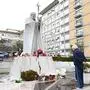 February 26, 2025, Rome, ITALY: A man prays for Pope Francis under the statue of John Paul II outside of Agostino Gemelli Hospital where Pope Francis is hospitalized in Rome, Italy, 26 February 2025. The Pope spent a peaceful night and is resting. .ANSA/MAURIZIO BRAMBATTI Rome ITALY PUBLICATIONxINxGERxSUIxAUTxONLY - ZUMAa110 20250226_zaf_a110_001 Copyright: xMaurizioxBrambattix