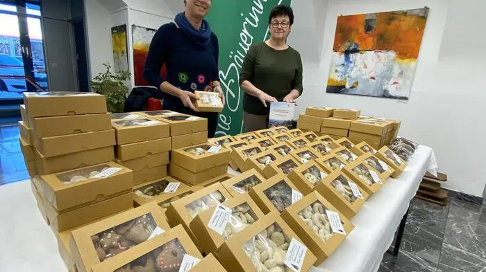 Bezirksbäuerin Maria Matzhold und Feldbachs Ortsbäuerin Wilma Kaufmann verkauften im Forum des Regionalbüros der Kleinen Zeitung in Feldbach Kekse für die Hilfsaktion „Steirer helfen Steirern“