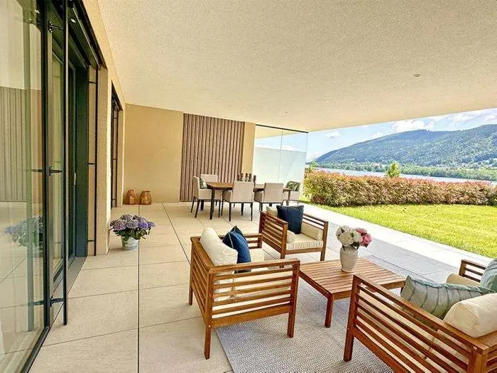 Die Wohnung befindet sich im Erdgeschoss einer Mehrparteienvilla