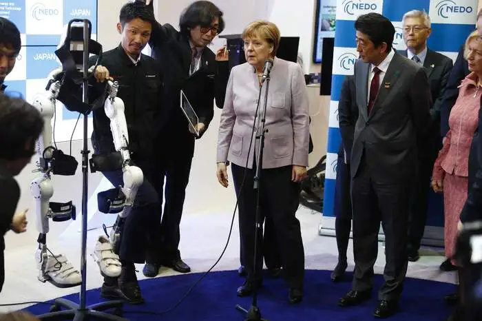 Gemeinsam mit dem Abe,will Merkel sich am Montag auf einem traditionellen Messerundgang die diesjährigen Trends anschauen.