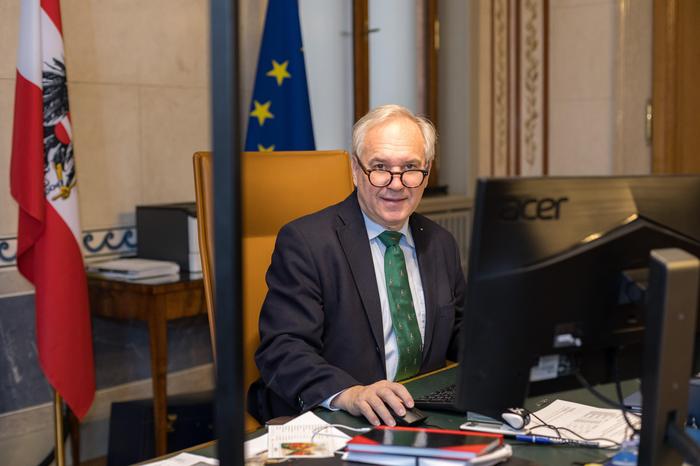 Rosenkranz hat hinter seinem Schreibtisch neben der österreichischen auch die EU-Fahne stehen. Und auch vier akustische Gitarren stehen in seinem Büro.