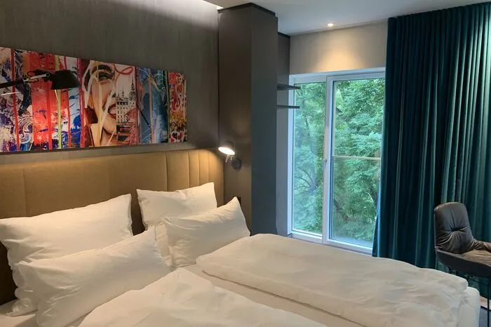 Die Zimmer - nüchtern im Design - klein, urbaner Standard von der Stange. Die Nacht für einen gibt es um 89 Euro (ohne Frühstück).