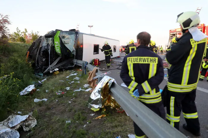 Das Unglück hatte sich am späten Sonntagnachmittag auf der A9 in Sachsen-Anhalt ohne Beteiligung eines anderen Fahrzeugs ereignet.
