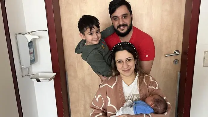 Weiteren Nachwuchs gab es am 31. Jänner für Gizem und Diyar Ilaslan. <bold>Miran Düzgün hat mit 3710 Gramm das Licht der Welt erblickt. Zuhause in Bruck passt Bruder Munzur Ayaz auf ihn auf. 
