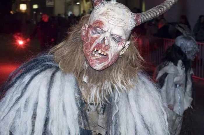 Die St. Peterer Hammerperchten luden zum fünften Perchtenlauf in Judenburg. Finstere Gesellen boten ein feuriges Spektakel, das zahlreiche Besucher anlockte.