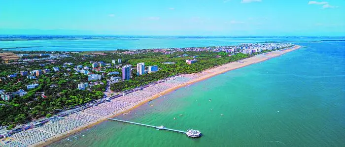 Drohnen-Bild von der Halbinsel Lignano aus der Luft | Lignano Sabbiadoro ist in diesem Jahr zu Pfingsten anscheinend besonders beliebt
