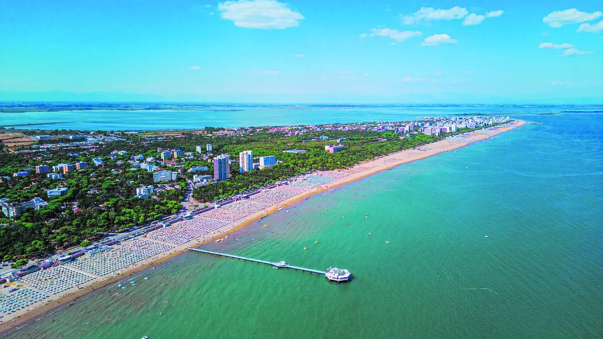 Drohnen-Bild von der Halbinsel Lignano aus der Luft | Lignano Sabbiadoro ist in diesem Jahr zu Pfingsten anscheinend besonders beliebt