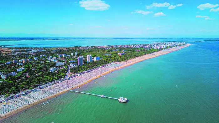 Drohnen-Bild von der Halbinsel Lignano aus der Luft | Lignano Sabbiadoro ist in diesem Jahr zu Pfingsten anscheinend besonders beliebt