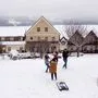Die Wiesenhofers im Schnee vor ihrem Gasthof