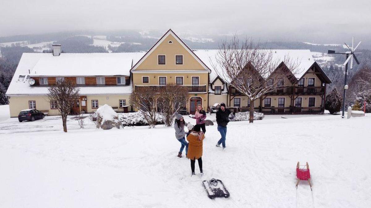 Die Wiesenhofers im Schnee vor ihrem Gasthof