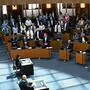Trotz harter Wortgefechte stimmt die Opposition mehrheitlich mit der Regierung