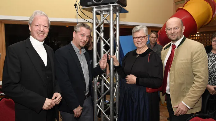 Generalvikar Engelbert Guggenberger, Thomas Weidinger (Degn Film), Spitzenköchin Sissy Sonnleitner und Christian Kresse (Kärnten Werbung) bei der Präsentation des Filmes  "Bergweihnacht mit Zabine - Vom Lesachtal über Kötschach-Mauthen an den Weissensee", er wird am Heiligen Abend um 20.15 Uhr auf ORF2 ausgestrahlt.