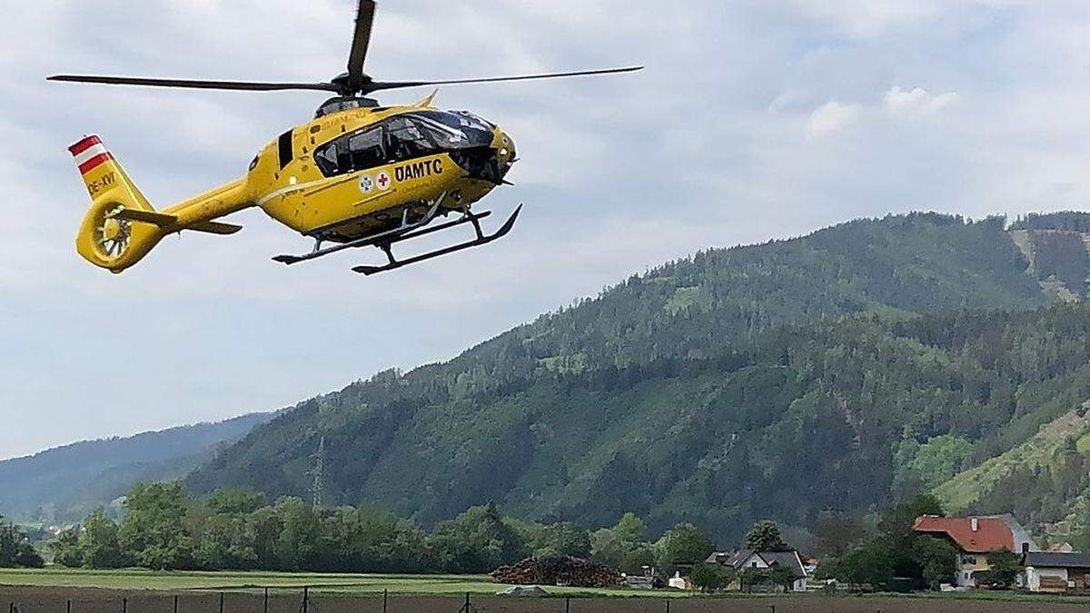 Der schwerverletzte 74-Jährige wurde mit dem Rettungshubschrauber C17 in Spital geflogen