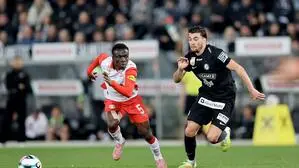 Gizo Mamageishvili im Laufduell mit Soumaila Diabate 