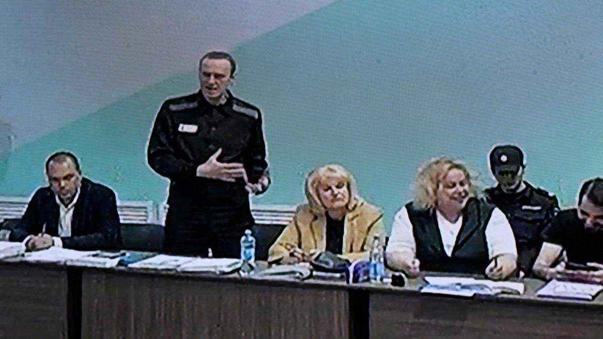 Der russische Oppositionelle Alexej Nawalny (zweiter von links) muss wieder vor Gericht