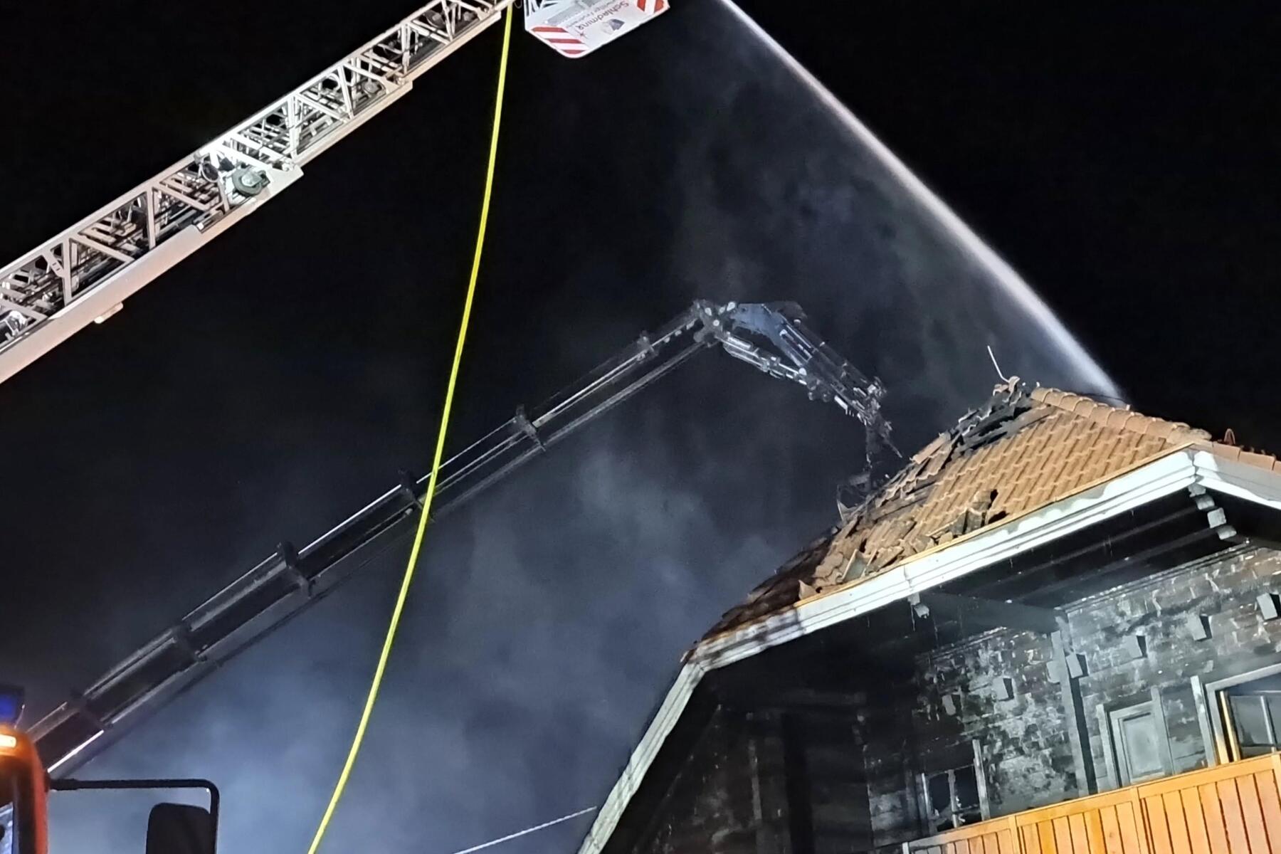 Zwei Personen verletzt: Haus stand in Vollbrand: Polizei gibt Auskunft über Brandursache