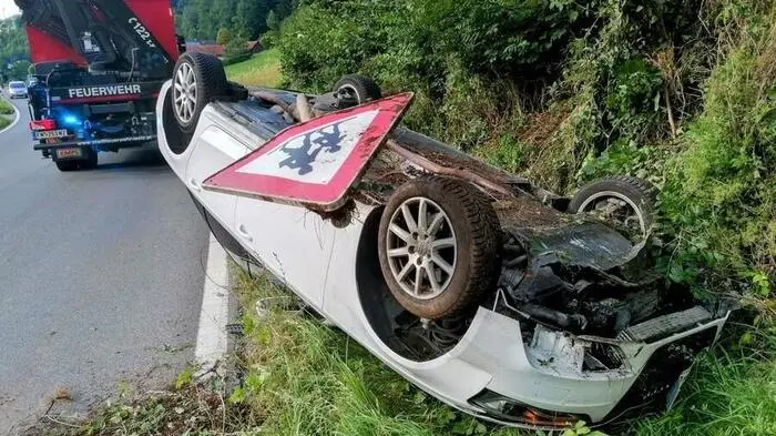 Um exakt 17.57 Uhr wurde die Stadtfeuerwehr Weiz auf die B 64 nach Naas gerufen. Ein Pkw war aus bisher unbekannter Ursache von der Straße abgekommen. Das Fahrzeug überschlug sich und blieb am Dach liegen.