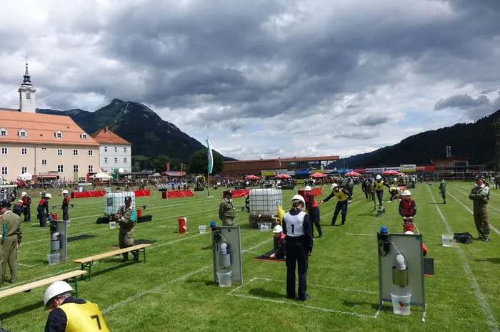 Freitag, Punkt 13.40Uhr, wurden der 49- Landesfeuerwehrjugend-Leistungsbewerb und das 12. Landesfeuerwehrjugend-Bewerbsspiel im Fichtenstadion von Mautern im Liesingtal feierlich eröffnet.