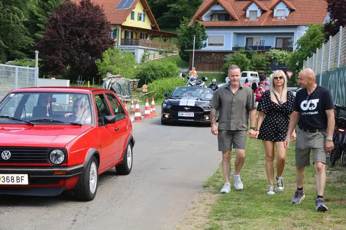 In der schmalen Zufahrtsstraße durch die Dorfmitte trafen Privatfahrzeuge, Radfahrer, Oldtimer und Besucher aufeinander