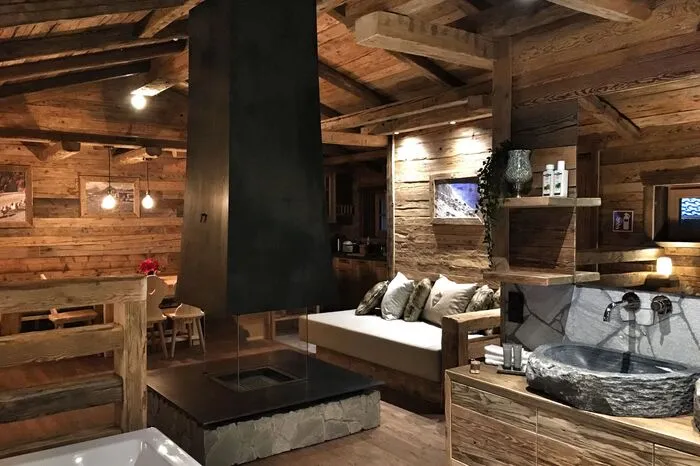In den 85 bis 150 Quadratmeter großen Chalets gegenüber den Wagrainer Grafenbergbahnen wohnt man wie einst – umgeben von Altholz, Natursteinen, Lehmputz, Loden und Leinen.