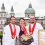 Der Vizepräsident und der Präsident des VKÖ, Alexander Forbes Jr. und Mike P. Pansi, überreichten Eveline Wild in Salzburg die Auszeichnung Köchin der Köche 2018 