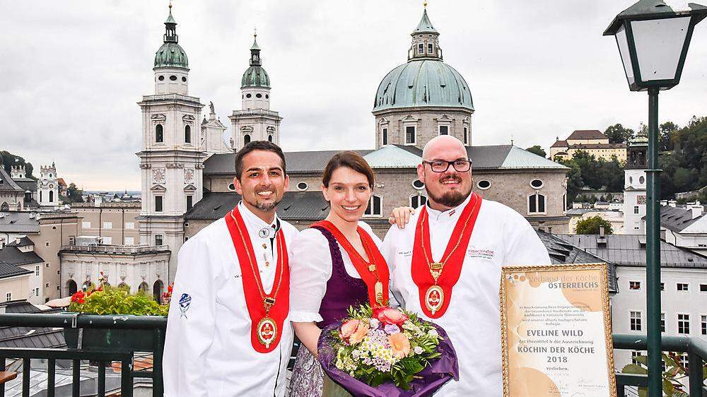 Der Vizepräsident und der Präsident des VKÖ, Alexander Forbes Jr. und Mike P. Pansi, überreichten Eveline Wild in Salzburg die Auszeichnung Köchin der Köche 2018 
