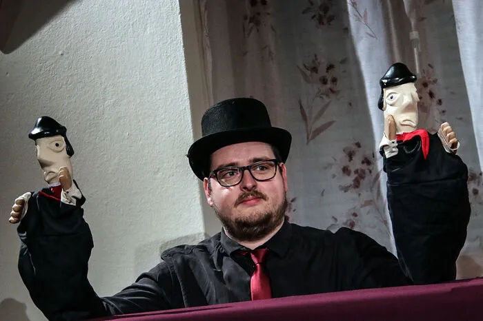 Unter der Regie von Zoran Petrovič spielen Benjamin Butej, Daniel Kaiser, Silva Krivograd, Ajda Kušej, Veronika Kušej, Tatjana Merva, Miriam Smolnik, Kristina Trap-Jernej und Samuel Trap.