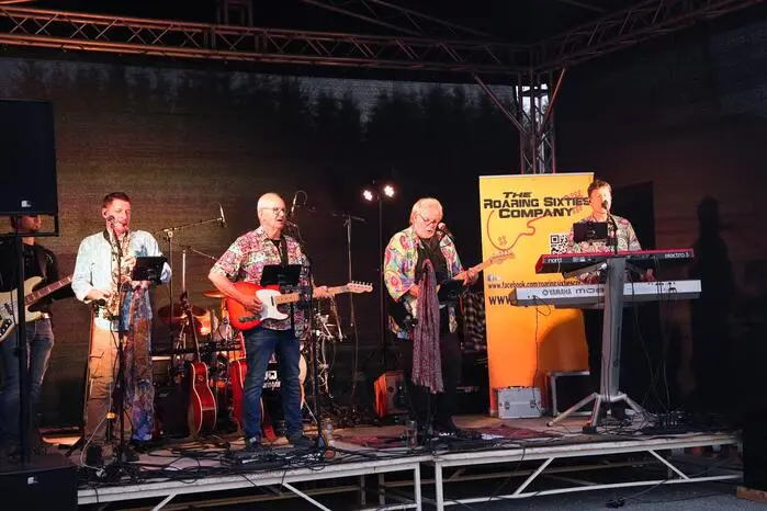  Im Rahmen der beliebten Event-Reihe „Music at the Beach“ begeisterte die bekannte Murtaler Musikgruppe „The Roaring Sixties Company“ am Kiosk des Biobadeteichs.