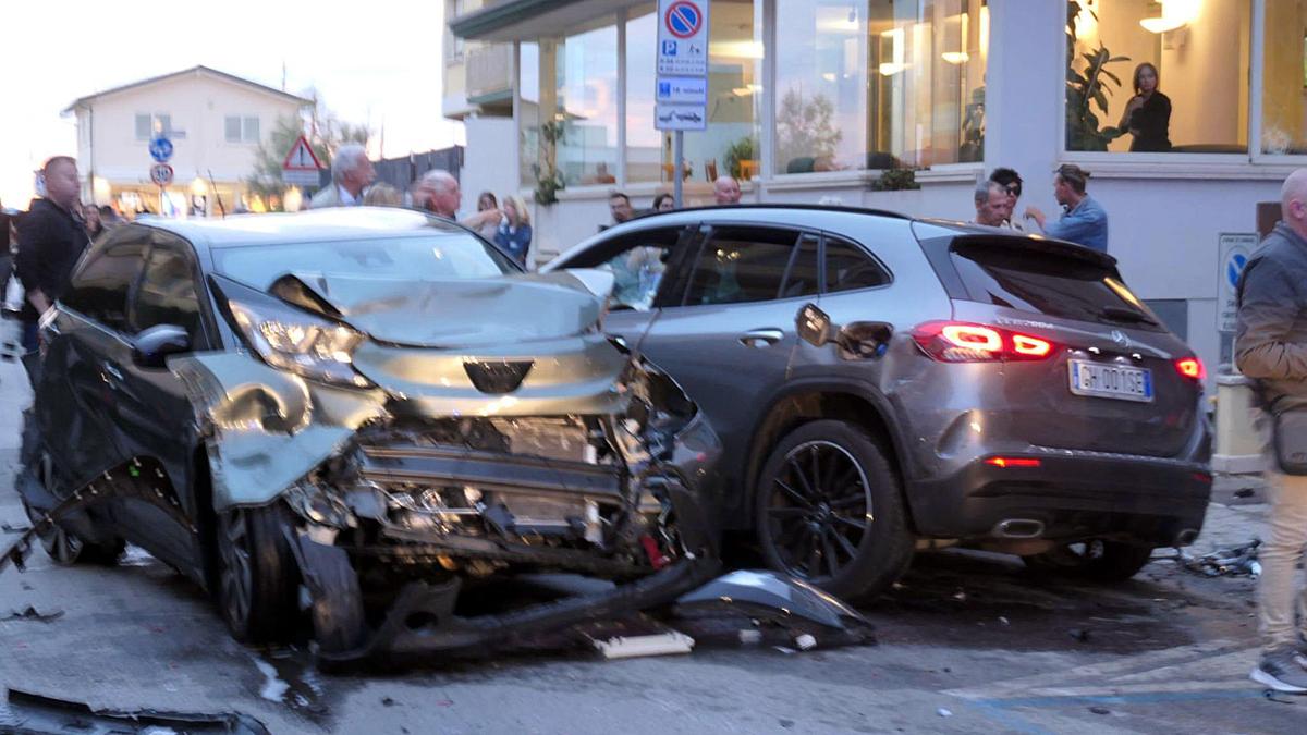 Bei dem Unfall wurden zwei Mädchen getötet und mehrere Menschen verletzt