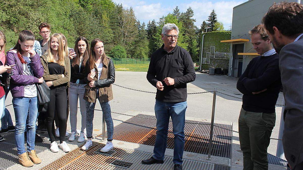 Betriebsleiter Robert Regvar erklärte bei der gestrigen Eröffnung der Photovoltaikanlage Schülern die Kläranlage in Kohldorf 