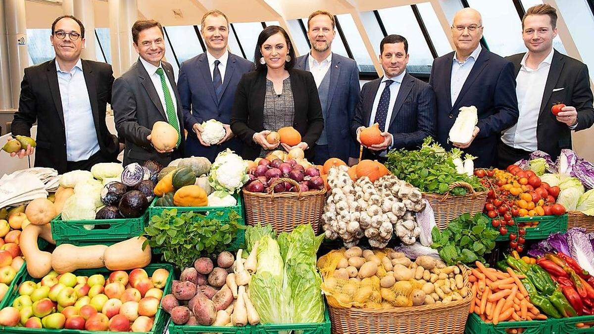 Xavier Plotitza, Metro Österreich, Spar-Vorstand Fritz Poppmeier, Hofer-Chef Horst Leitner, Ministerin Elisabeth Köstinger, Christian Schug, Lidl Österreich, Marcel Haraszti, Rewe-International, Frank Hensel und Rainer Will, beide Handelsverband (von links)  