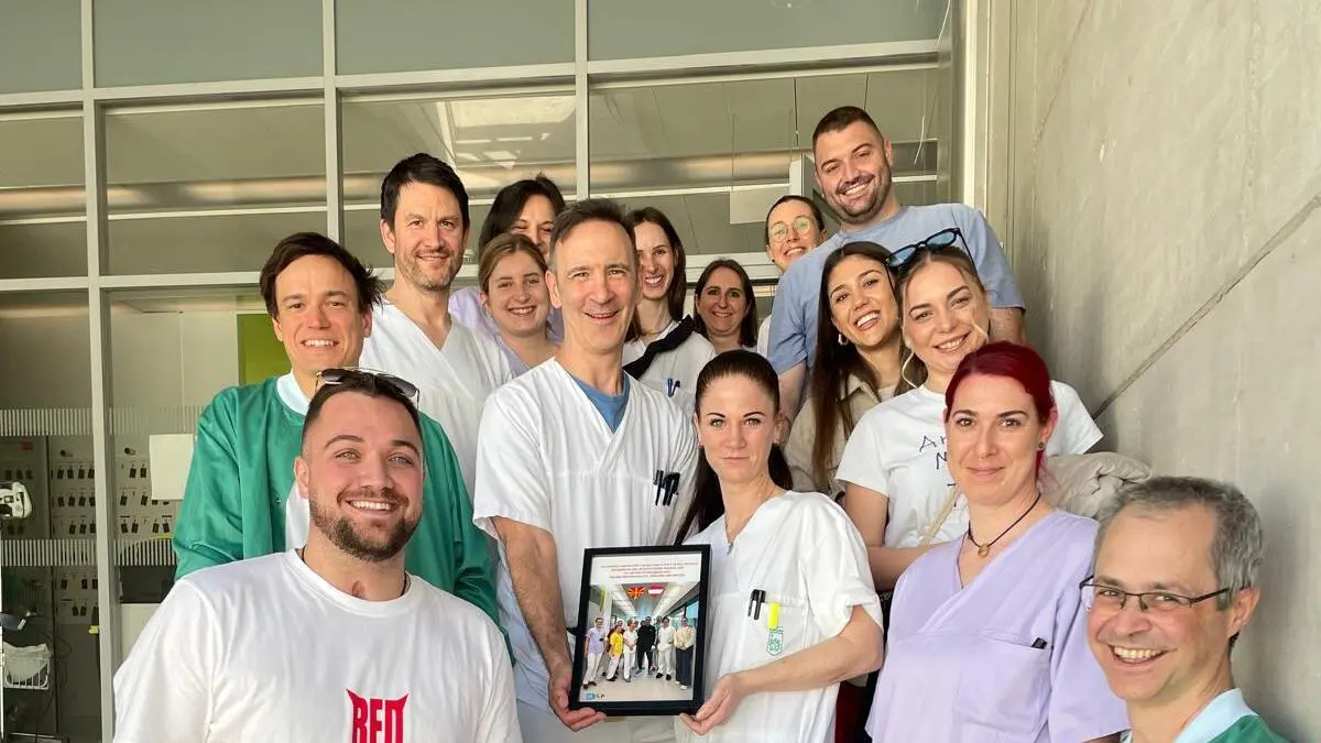 Das Foto zeigt Andrej Nisev mit seinem Grazer Behandlungsteam 