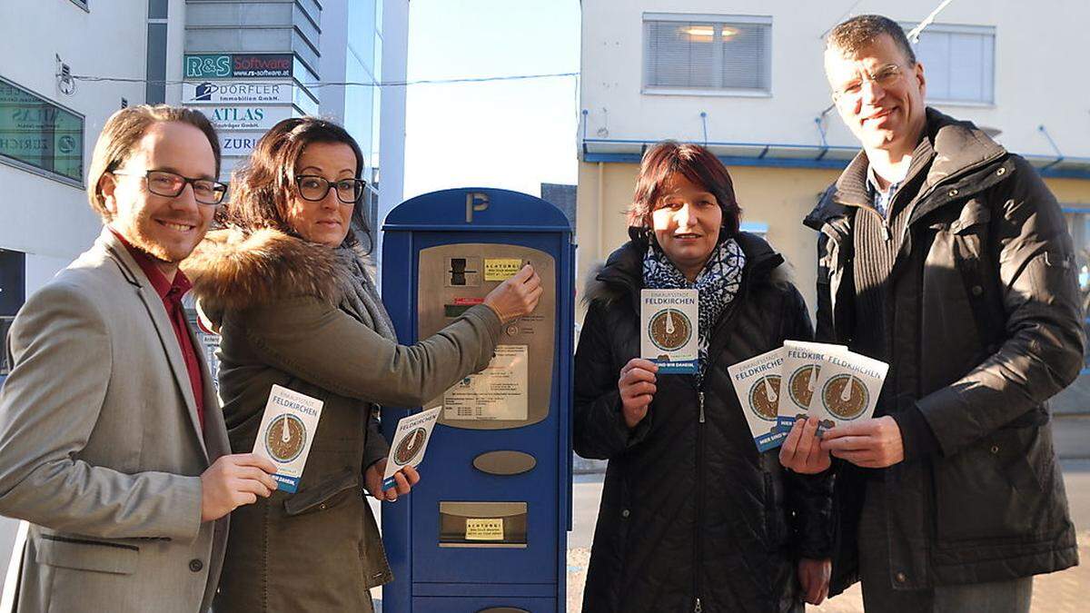 Sebastian Adami (Wirtschaftskammer), Andrea Pecile (MF Marketing), Ingrid Maier (Nimo-Chefin) und Heinz Breschan zeigen die neuen Parkuhren