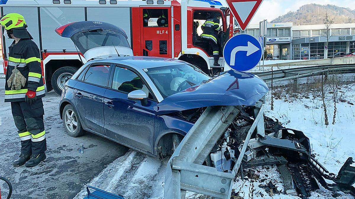 Das Fahrzeug prallte gegen die Leitschiene, die beiden Insassen blieben unverletzt