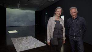 Künstlerin Renate Krammer und Kurator Günther Holler-Schuster in der Ausstellung