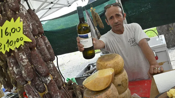 Käse, Salami, Riesenbrote und Wein, italienische Spezialitäten in Hülle und Fülle.