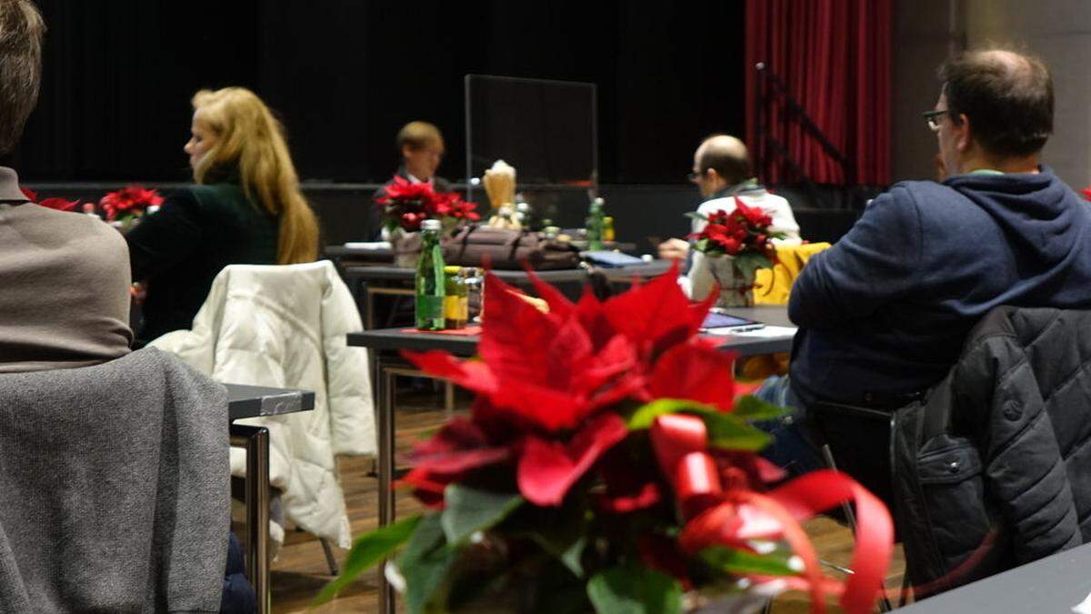 Weihnachtliche Dekoration bei der Gemeinderatssitzung in Weiz im Kunsthaus