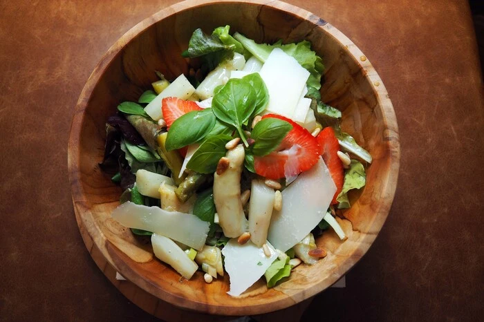 Die Salatschüssel ist nur eines der vielen Gerichte, die serviert werden.