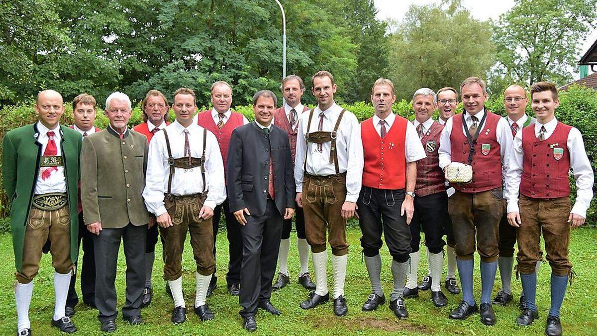 Michael Schickhofer mit allen Obleuten und Kapellmeistern der St. Johanner Musikkapellen