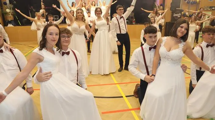 Mit einer schwungvollen Polonaise wurde der Ball eröffnet