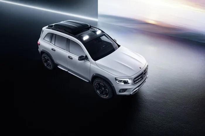 Mit Unterfahrschutz, Dachreling, Offroad-Stollen und rustikalen Beplankungen biegt der Mercedes optisch ins Gelände ab. Aber das ist mehr als nur Show, denn er trägt tatsächlich Allrad unter dem Blechkleid.