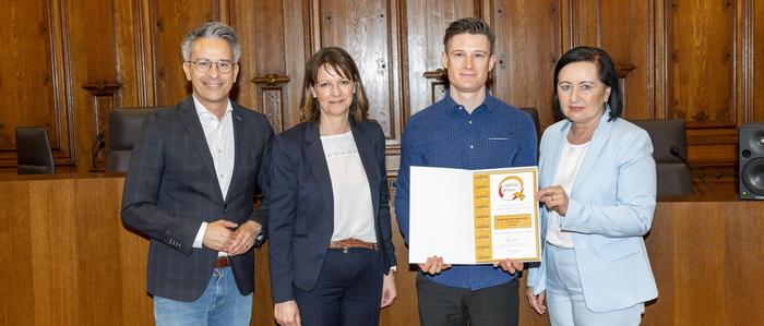 Das Sportgütesiegel in Gold wurde dem Borg Eisenerz im Grazer Rathaus von Stadtrat Kurt Hohensinner und Elisabeth Meixner, Präsidentin der Bildungsdirektion Steiermark, verliehen