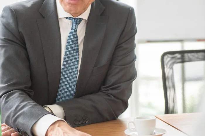 Fakten den nötigen Raum geben. Wahlkampf sei „Zeit fokussierter Unintelligenz“, hat der Wiener Bürgermeister einmal gesagt. Aus Respekt vor unserer Demokratie und den Wählerinnen und Wählern sollten wir versuchen, das Gegenteil zu beweisen. Denn wenn wir wollen, dass im Internet, in den sozialen Medien, vernünftige Diskussionskultur herrscht, müssen wir als Politiker mit gutem Beispiel vorangehen. Damit meine ich nicht nur den Respekt vor dem Gegenüber, sondern Respekt vor unserer Demokratie und vor den Wählerinnen und Wählern: Offen und aufrichtig die Wahrheit aussprechen. Nicht nur an die nächste Schlagzeile denken. Den Inhalten und Fakten den nötigen Raum geben. Nicht nur Probleme beschreiben, sondern glaubwürdige Lösungen anbieten. Dinge nur versprechen, wenn sie auch einlösbar sind. Auch das ist Respekt. Ich bin sicher, dass auch der Respekt der Menschen vor der Politik dadurch steigt.