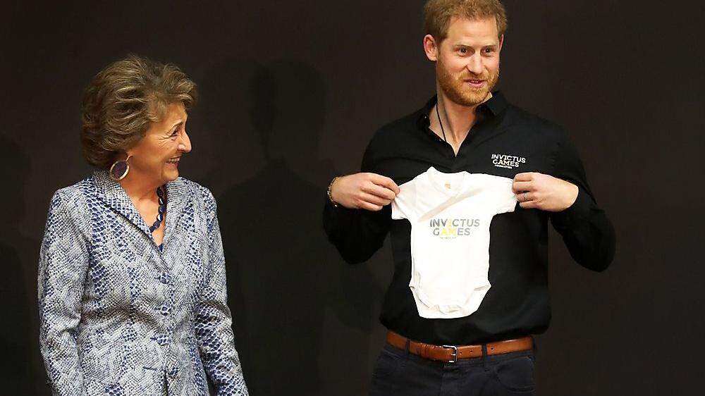 Ein Strampler für das Baby: Prinz Harry und Prinzessin Margriet