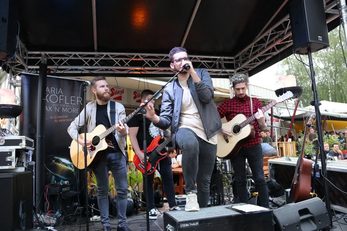 Die Band „SAX‘N‘MORE“ & STEFAN THALER" unterhielt im Zentrum von Seelach beim Feuerbrunnen die Gäste.