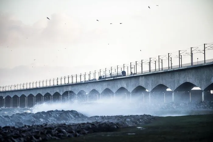 Zuvor hatte der Sturm bereits in weiten Teilen Skandinaviens zu Stromausfällen und Verkehrsbehinderungen geführt. Auch der Fährverkehr wurde beeinträchtigt. In Schweden waren Mittwochfrüh wegen umgestürzter Bäume mehr als 100.000 Haushalte ohne Strom.